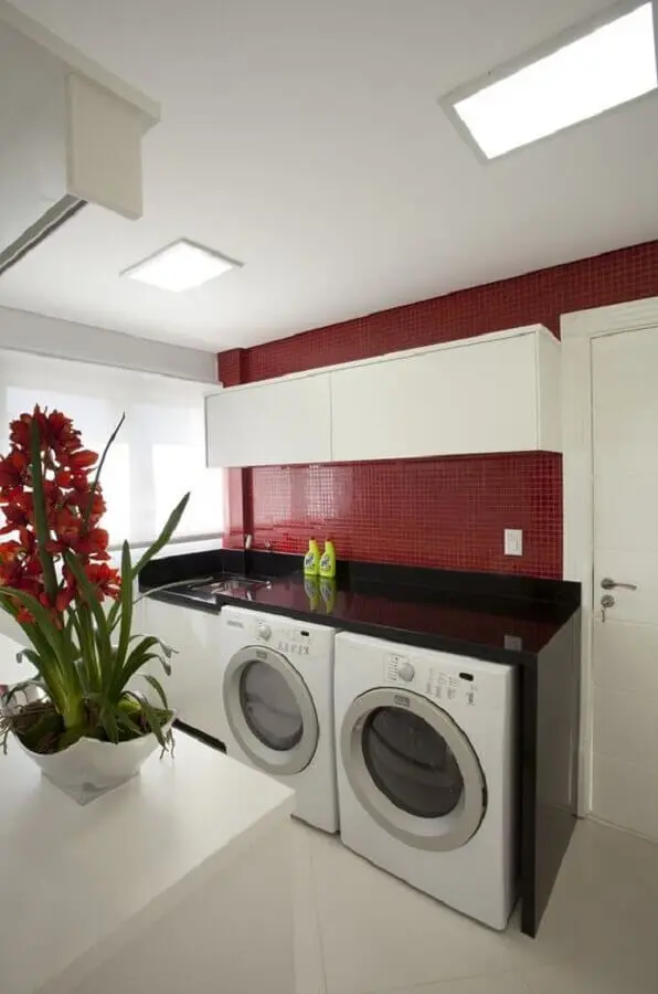 armário aéreo branco para lavanderia decorada com pastilha vermelha Foto Decor Salteado