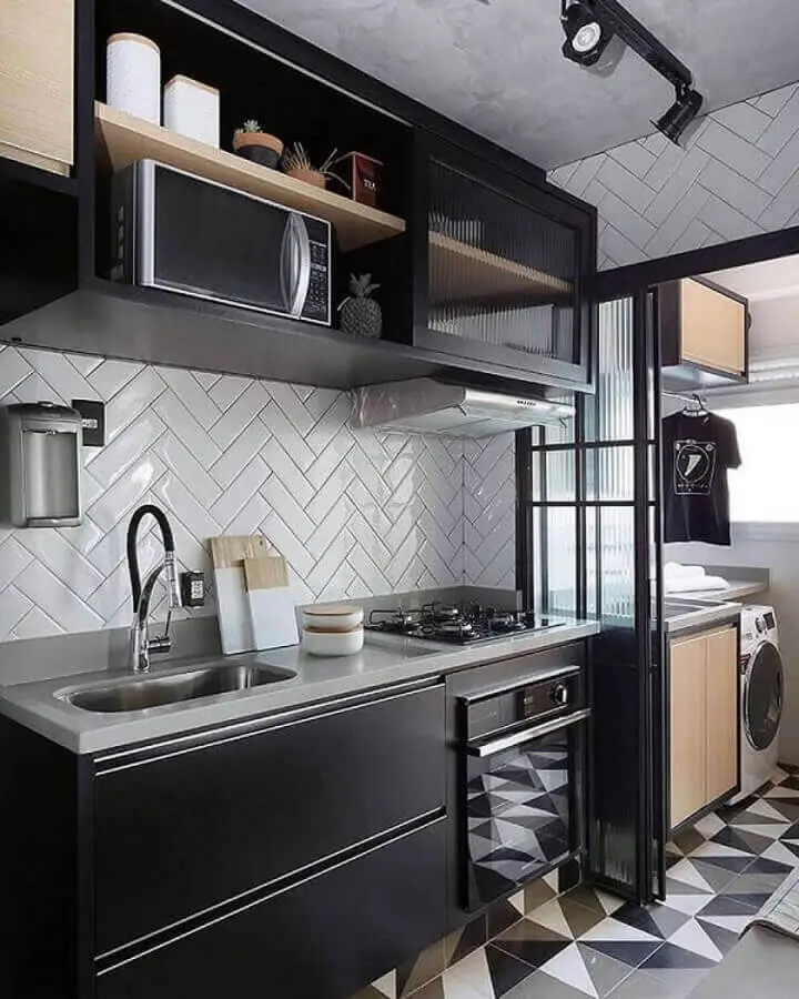 armário aéreo com porta de correr para decoração de cozinha preta pequena Foto Pinterest