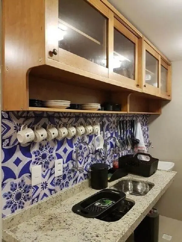 armário aéreo madeira para decoração de cozinha com revestimento azul Foto Meu Móvel de Madeira