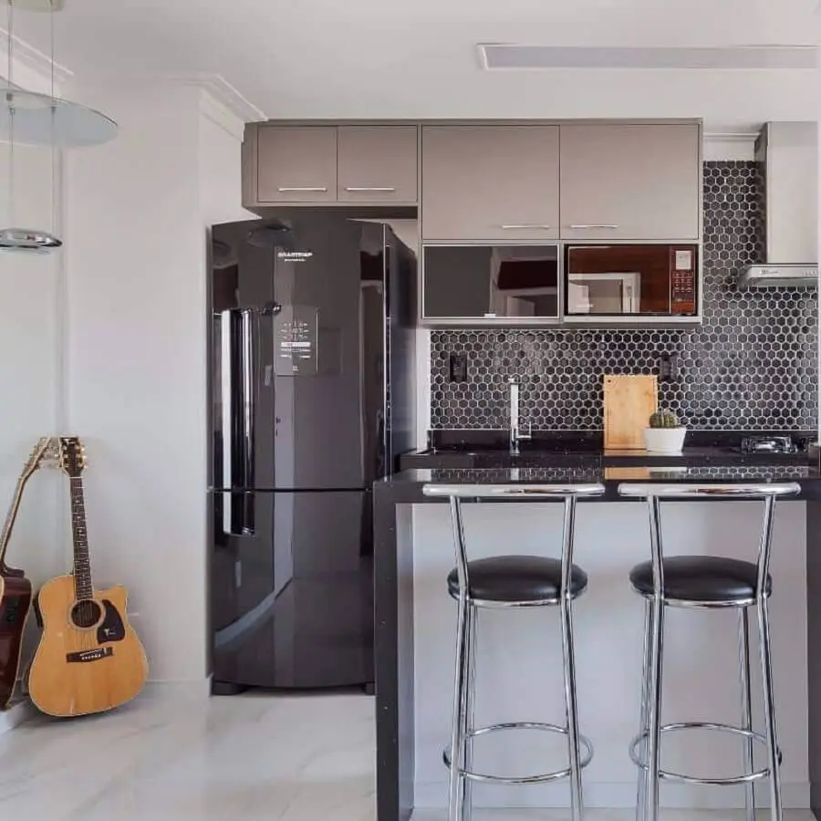 armário aéreo para cozinha americana decorada com pastilha hexagonal Foto Pinterest