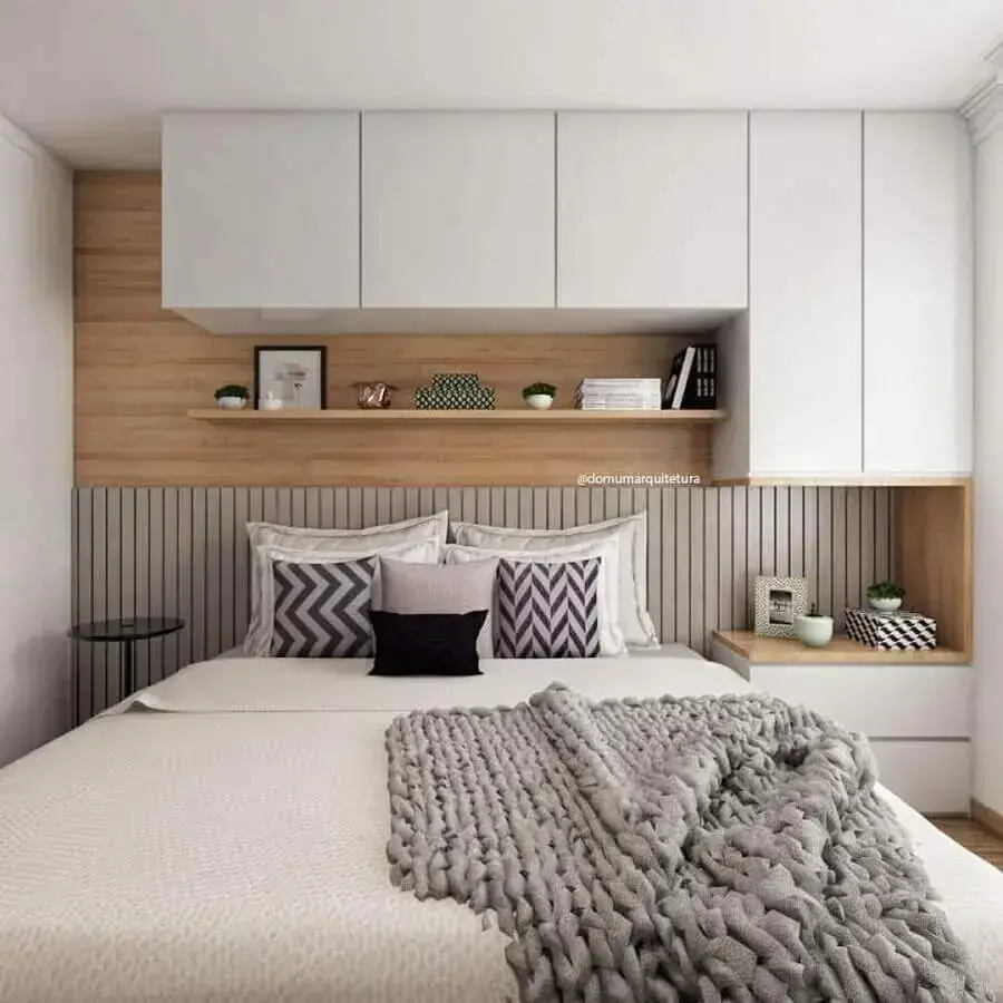armário aéreo para quarto de casal decorado com parede de madeira Foto Pinterest