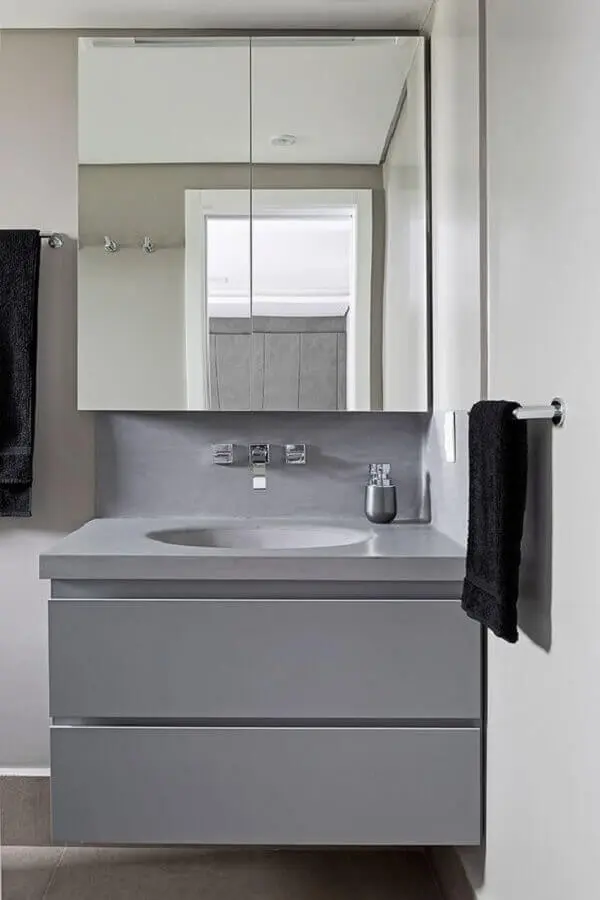 Armário espelheira para banheiro pequeno decorado com gabinete cinza suspenso