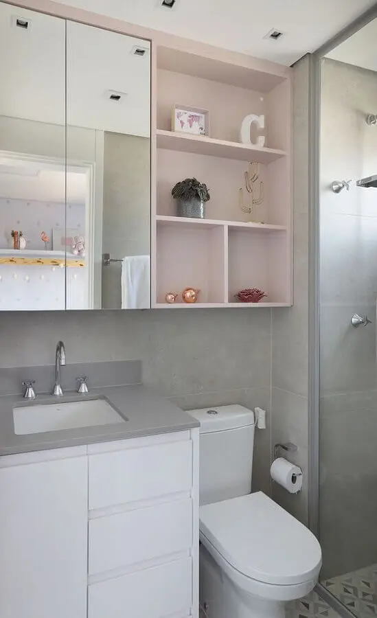 Armário espelheira para banheiro pequeno decorado com nichos rosa pastel