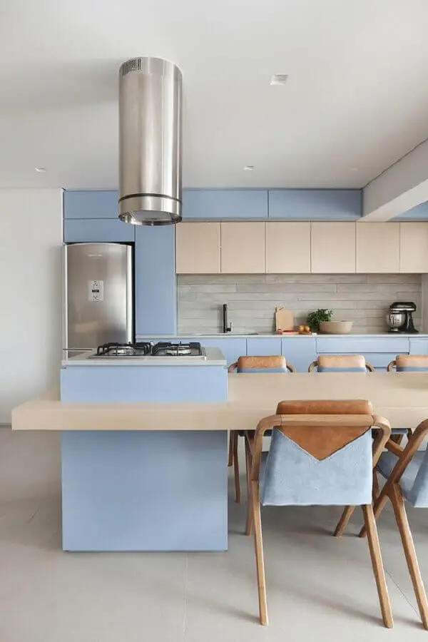 azul pastel para decoração de cozinha com ilha gourmet com mesa de madeira clara Foto La Marcon