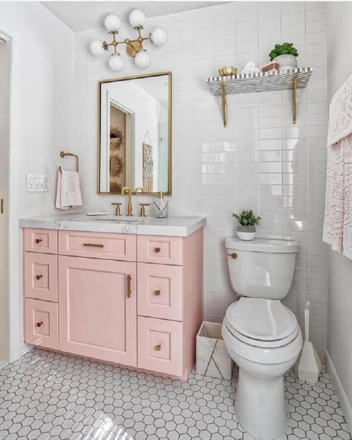 Azulejo de banheiro branco decorado com gabinete cor de rosa claro