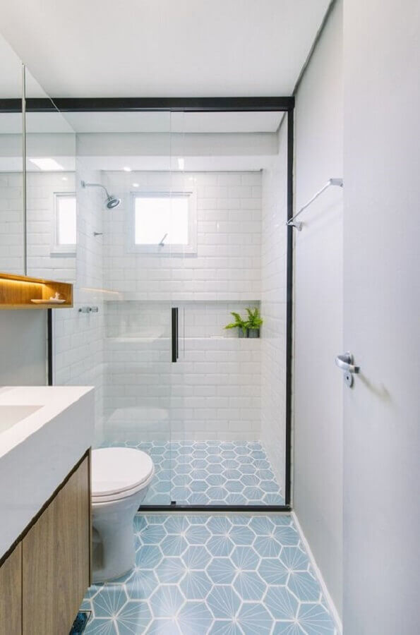 Azulejo de banheiro pequeno branco decorado com piso hexagonal
