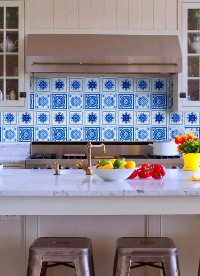 Azulejo português para cozinha com ilha decorada