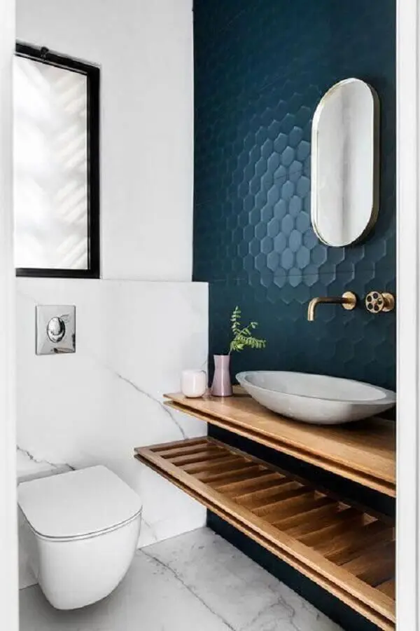 bancada de madeira para decoração de banheiro azul marinho e branco Foto Jeito de Casa