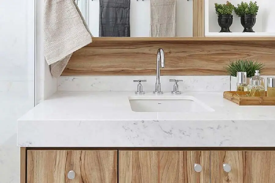 bancada de mármore branco para decoração de banheiro com gabinete de madeira