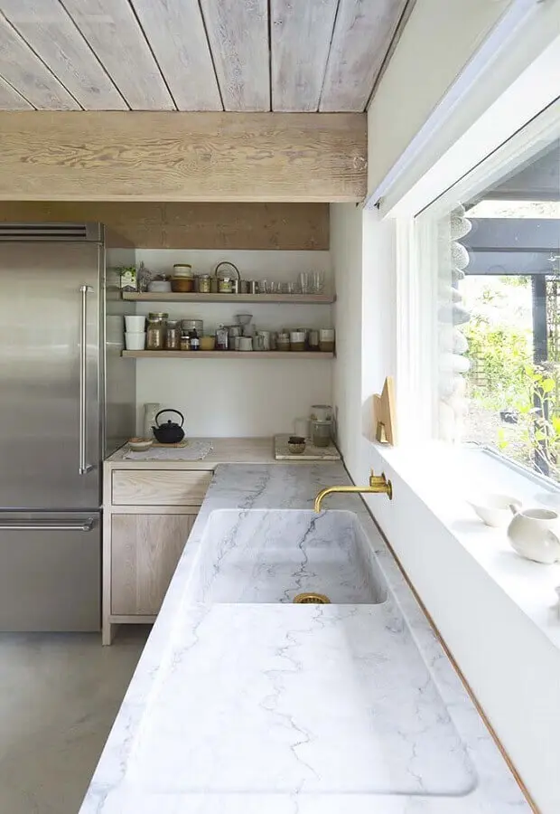 Bancada de mármore branco para decoração de cozinha com detalhes rústicos