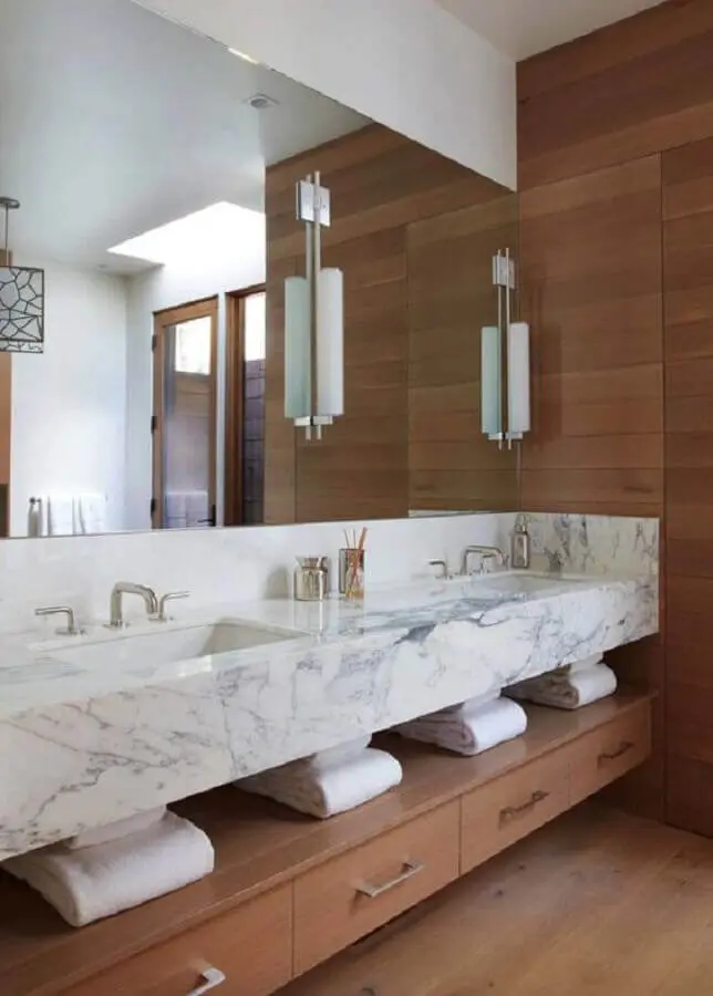 Bancada de mármore para banheiro planejado com detalhes em madeira
