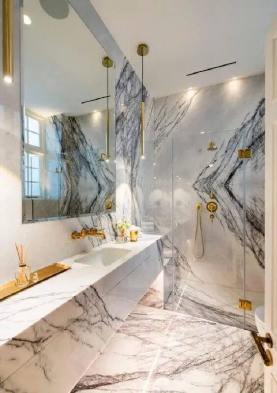 Bancada de mármore para banheiro sofisticado decorado com detalhes em dourado