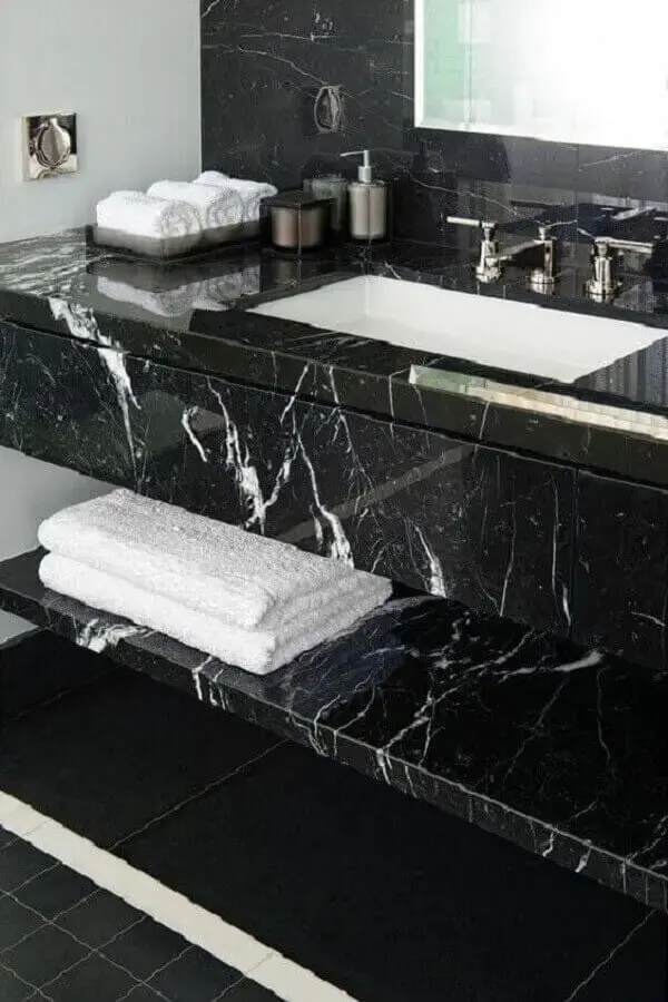 Bancada de mármore preto para decoração de banheiro sofisticado