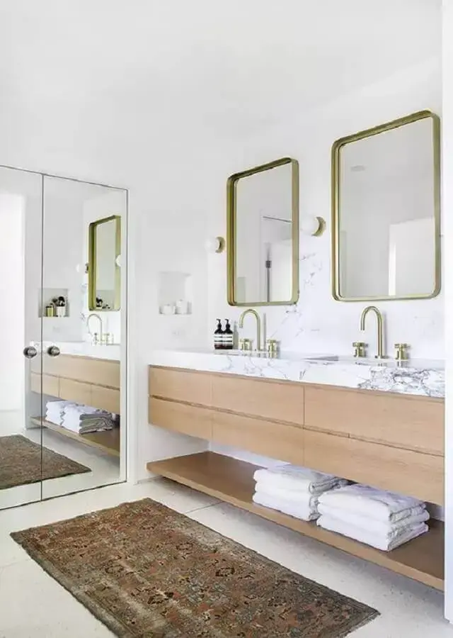 Banheiro branco decorado com bancada de mármore branco para gabinete de madeira planejado