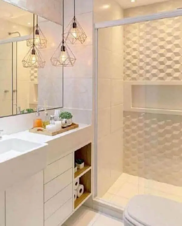 Banheiro branco decorado com revestimento 3D e luminária pendente moderna aramada