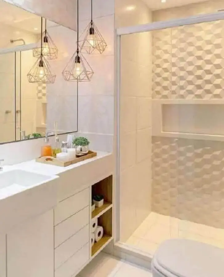 banheiro branco decorado com revestimento 3D e luminária pendente moderna aramada