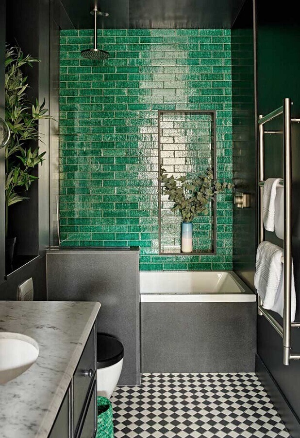 Banheiro cinza moderno decorado com revestimento na cor verde escuro