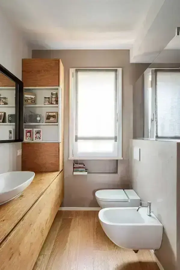 banheiro social decorado com cimento queimado e bancada de madeira Foto Andreas Móveis