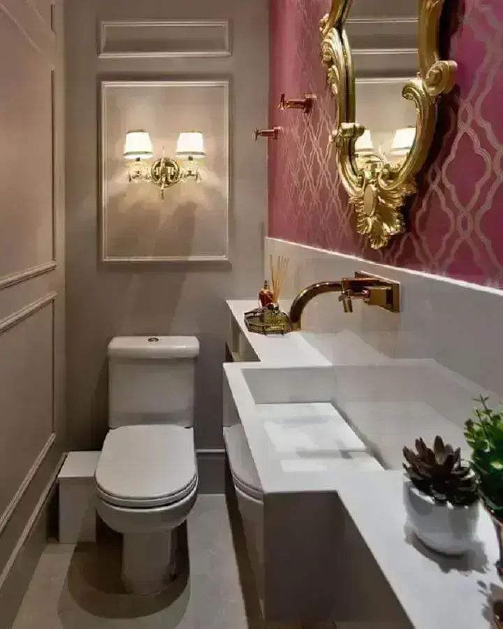 banheiro social decorado com espelho provençal Foto Pinterest
