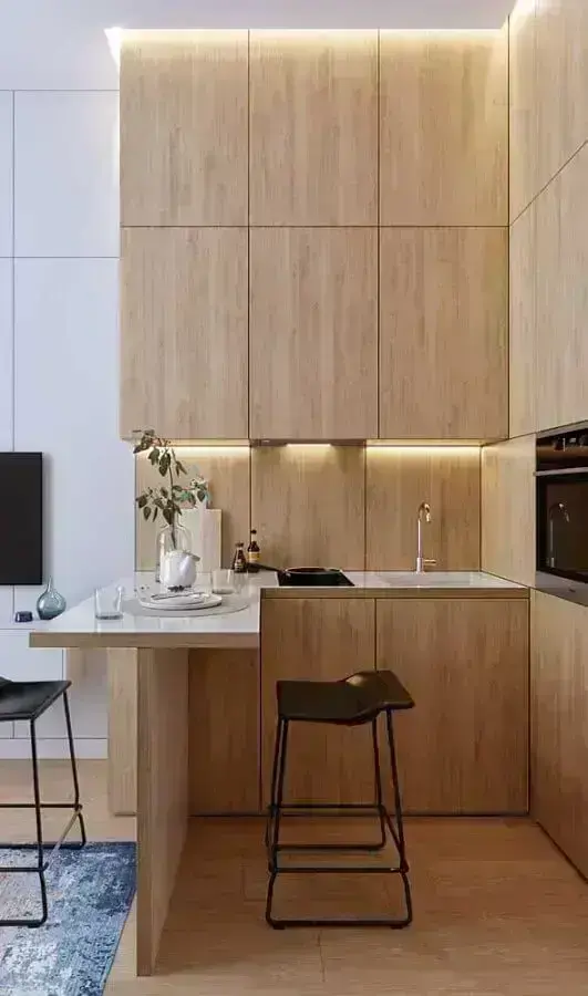 Banqueta preta para cozinha pequena e moderna decorada com armários de madeira