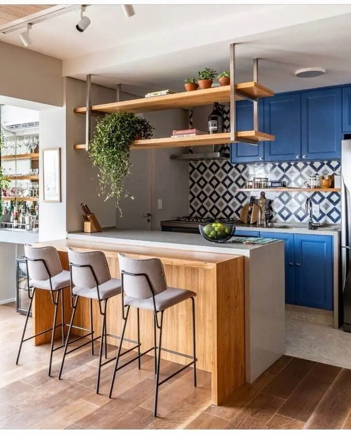 Banquetas para bancada de cozinha americana decorada com armários azuis