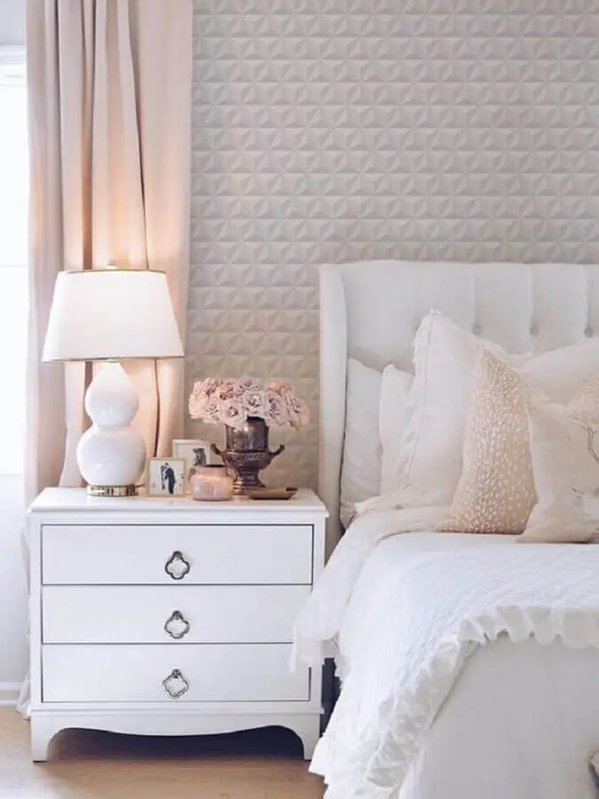 Cabeceira branca capitonê para decoração de quarto de casal com papel de parede 3D 