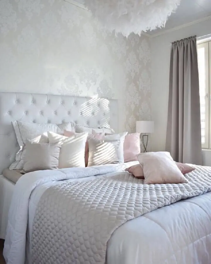 Cabeceira branca estofada para quarto decorado com estilo clássico