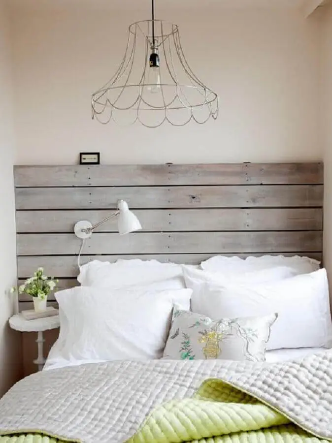 Cabeceira rústica de madeira para decoração de quarto de casal simples