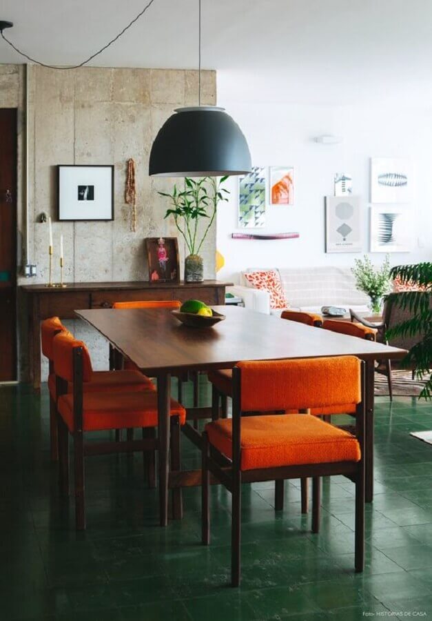 cadeira acolchoada para sala de jantar decorada com pendente preto para mesa de madeira Foto Histórias de Casa