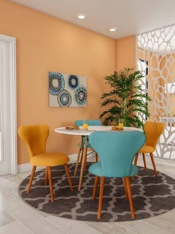 cadeiras colchoadas coloridas para decoração de sala de jantar com mesa redonda Foto Pinterest