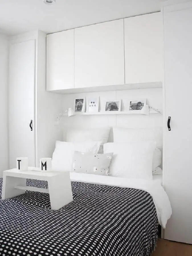 Cama com guarda roupa planejado para decoração de quarto de casal simples todo branco 