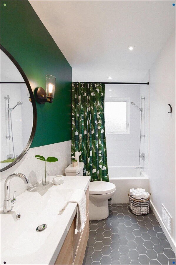 Cor verde escuro para parede de banheiro pequeno decorado com piso hexagonal 