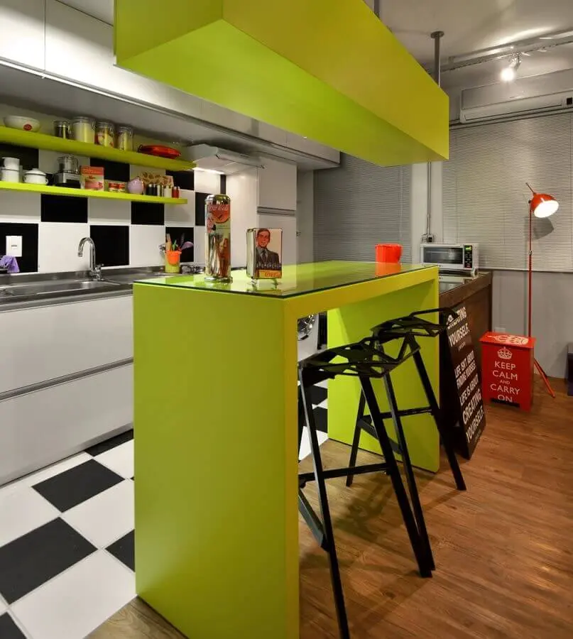 Cor verde limão para cozinha moderna decorada com piso xadrez branco e preto