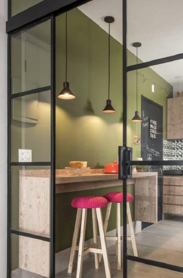 Cor verde oliva para parede de cozinha decorada com bancada de madeira