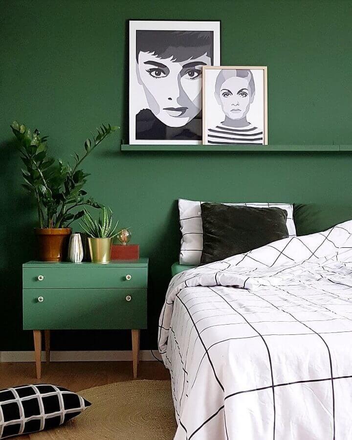 Cor verde para quarto de casal decorado com vasos de plantas