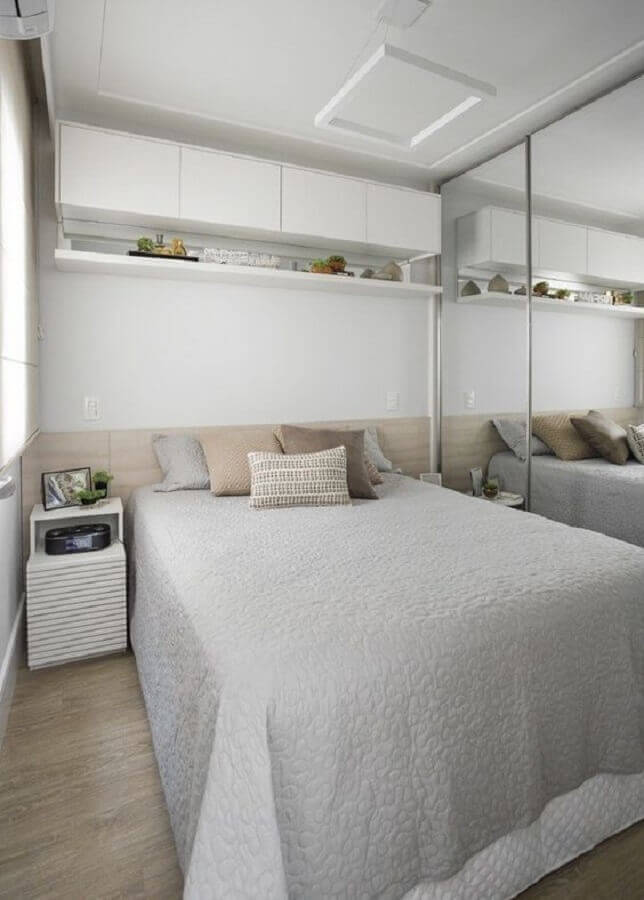 Cores claras para quarto de casal simples e pequeno decorado com guarda roupa espelhado