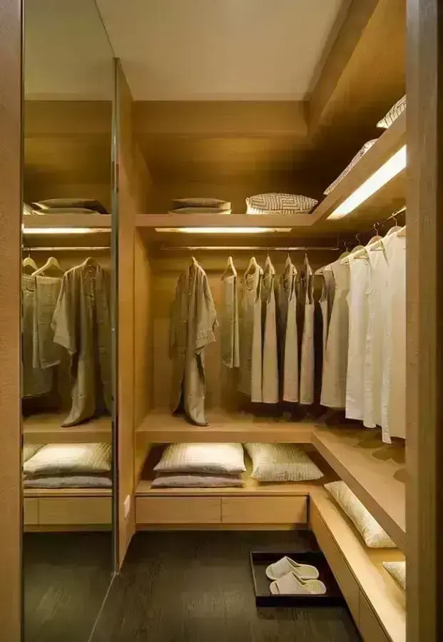 Cor cinza para decoração de guarda roupa closet com papel de parede clássico