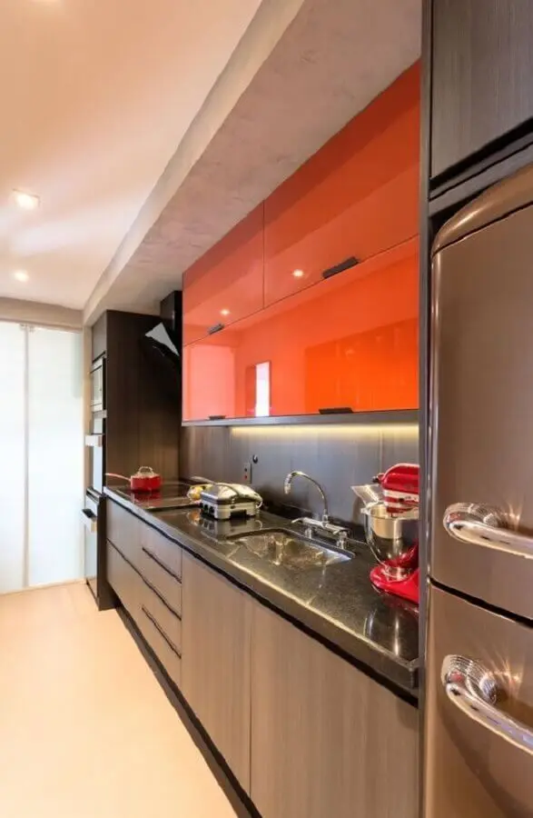 cozinha amadeirada moderna decorada com armário aéreo laranja Foto Pinterest