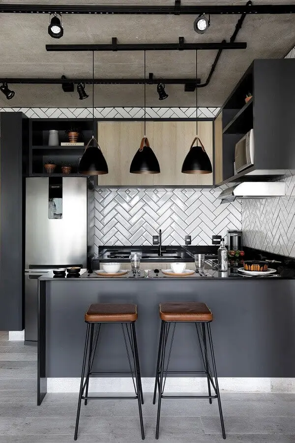 cozinha americana estilo industrial decorada com armário aéreo cinza Foto Mariana Orsi