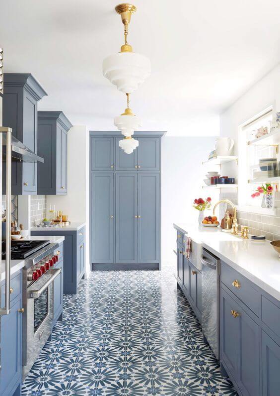 Cozinha azul com lustre branco