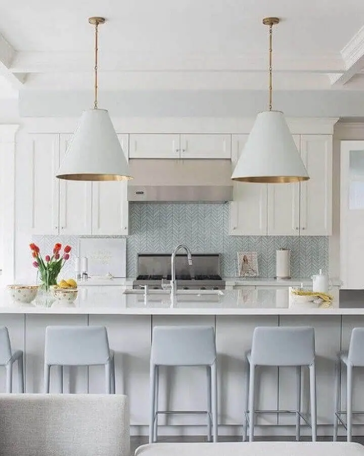 cozinha branca sofisticada decorada com luminária pendente para ilha gourmet com pia Foto Adriana Scartans