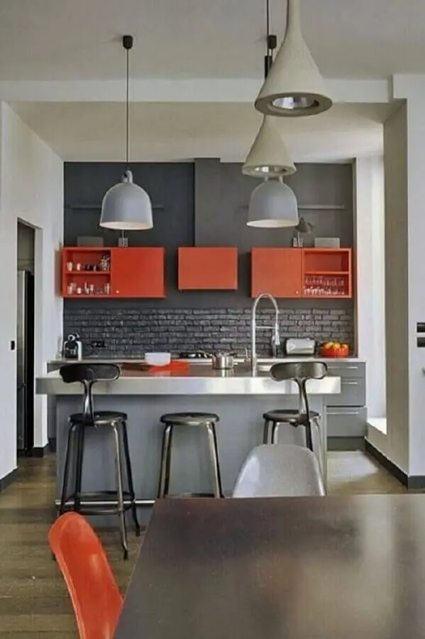 cozinha cinza estilo industrial decorada com armário aéreo laranja Foto Pinterest