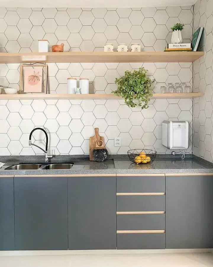 Cozinha clean decorada com prateleira de madeira e azulejo de cozinha hexagonal