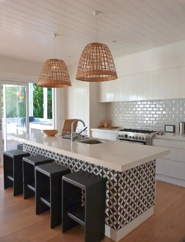 Cozinha com ilha grande decorada com dois modelos de azulejos para cozinha diferentes