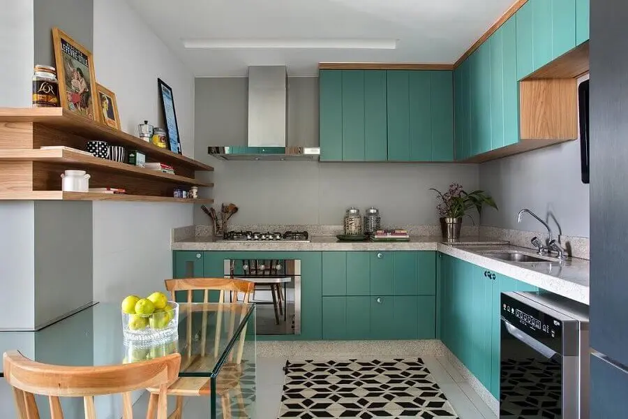 cozinha em L decorada com armário aéreo madeira com portas verde água Foto Babi Teixeira