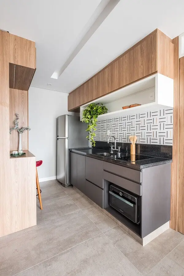 cozinha pequena decorada com armário aéreo madeira com nicho branco Foto Pinterest