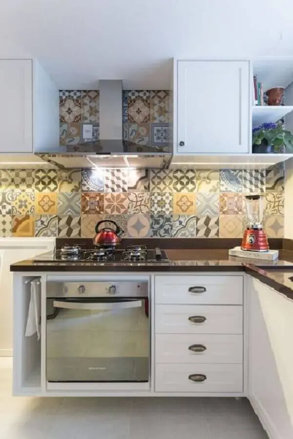 Cozinha planejada decorada com armários brancos e azulejo de cozinha colorido