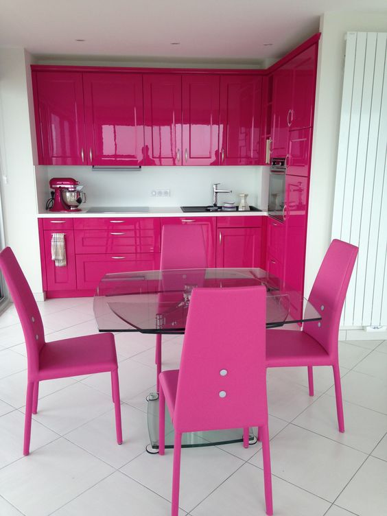 Cozinha rosa pink com cerâmica branca