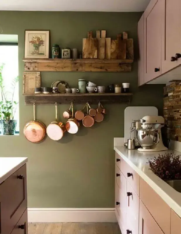 cozinha simples decorada com prateleira rústica em parede verde oliva Foto The Nordroom