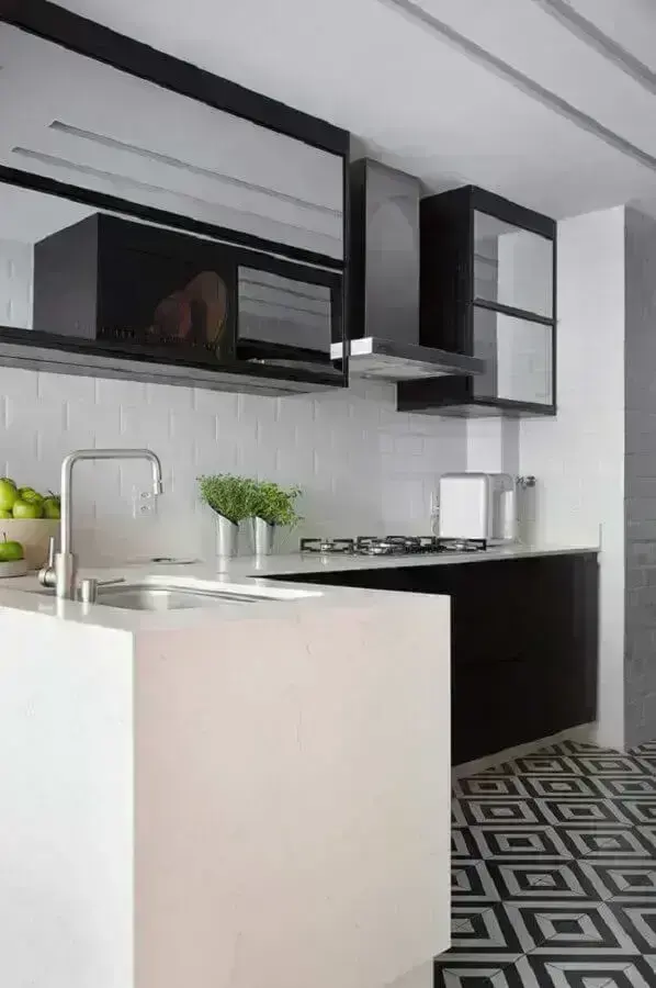 Decoração de cozinha em L com piso preto e branco